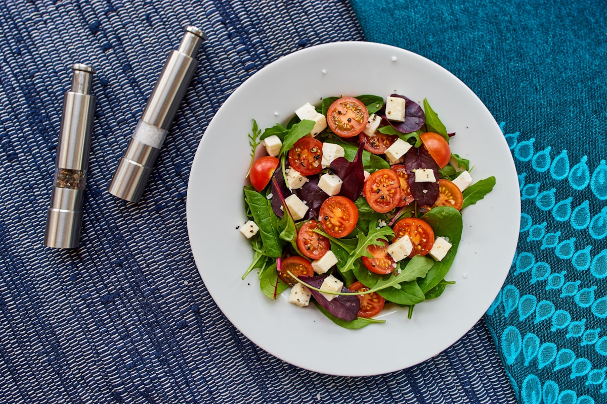 Insalata mediterranea con verdure fresche